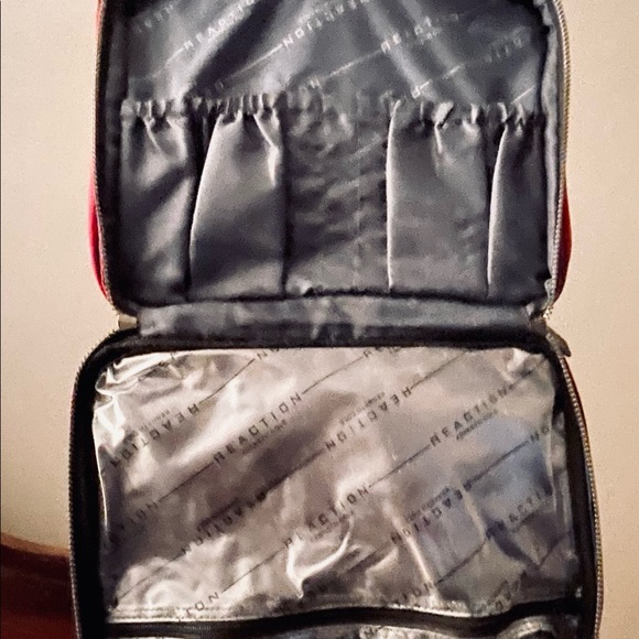 Kenneth Cole Reaction Toiletry/Cosmetic hanging zip up bag - Picture 2 of 9